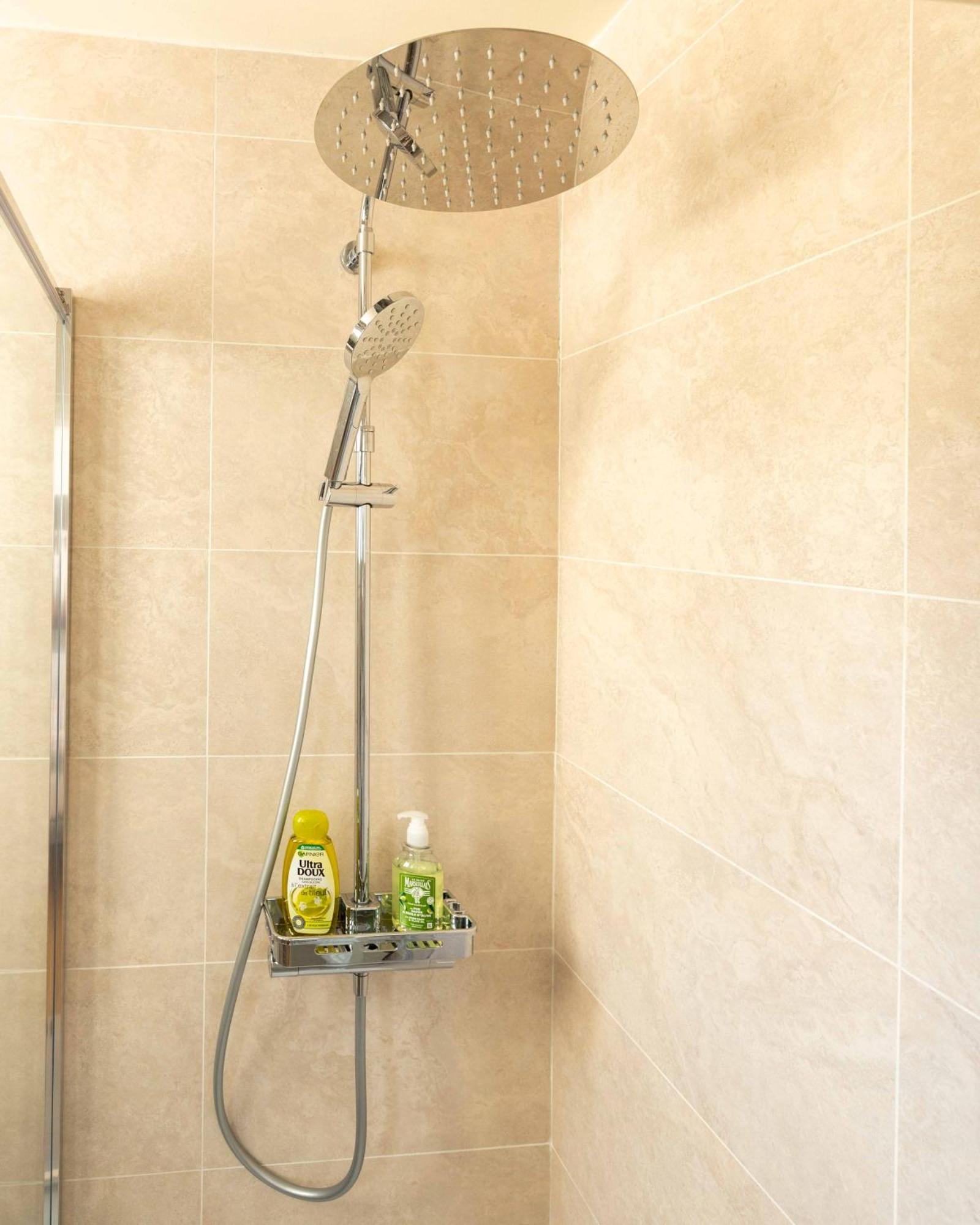 Well Located Apartment In Parigi Esterno foto